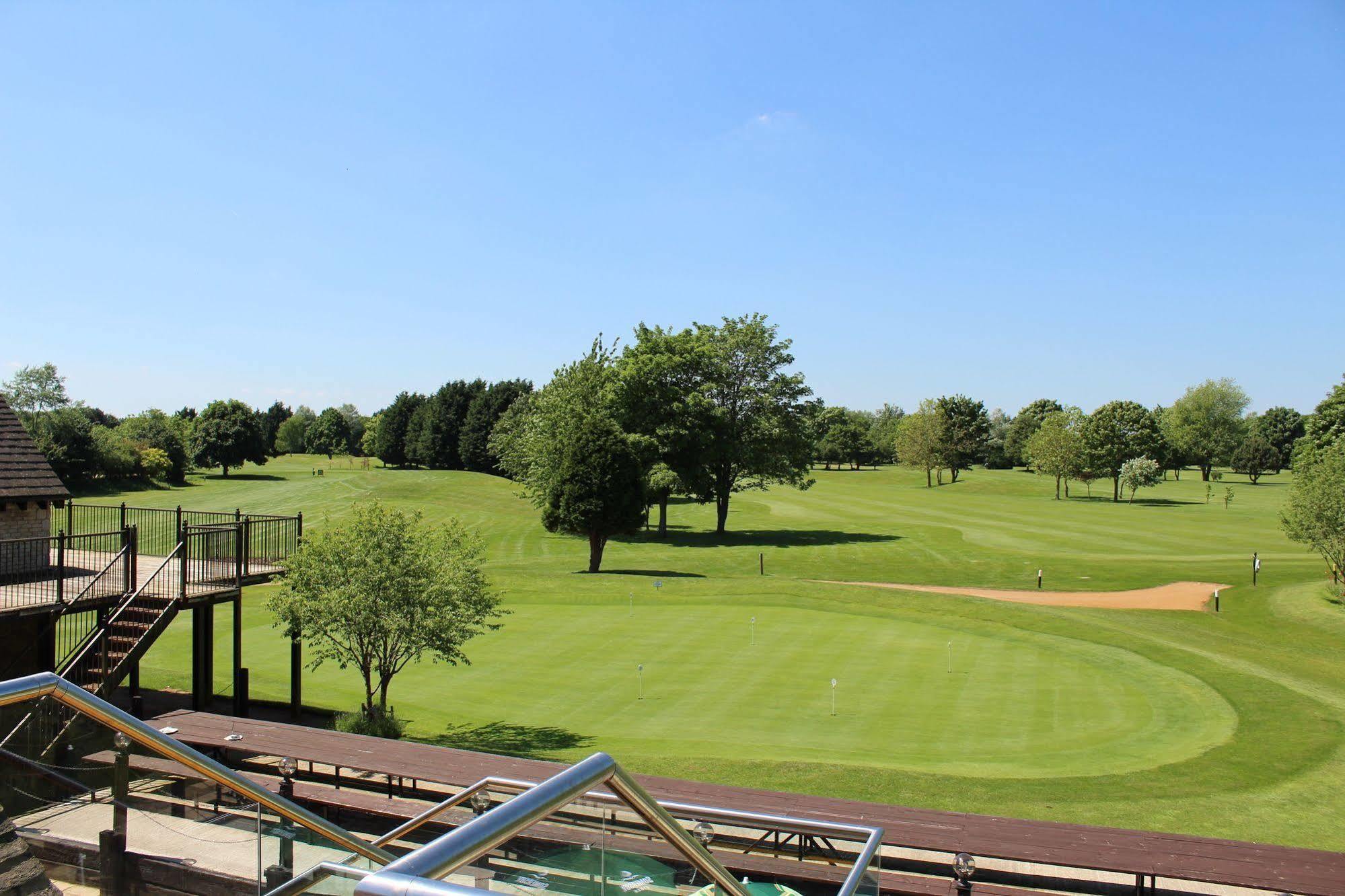 Hotel, Golf & 4* Bicester